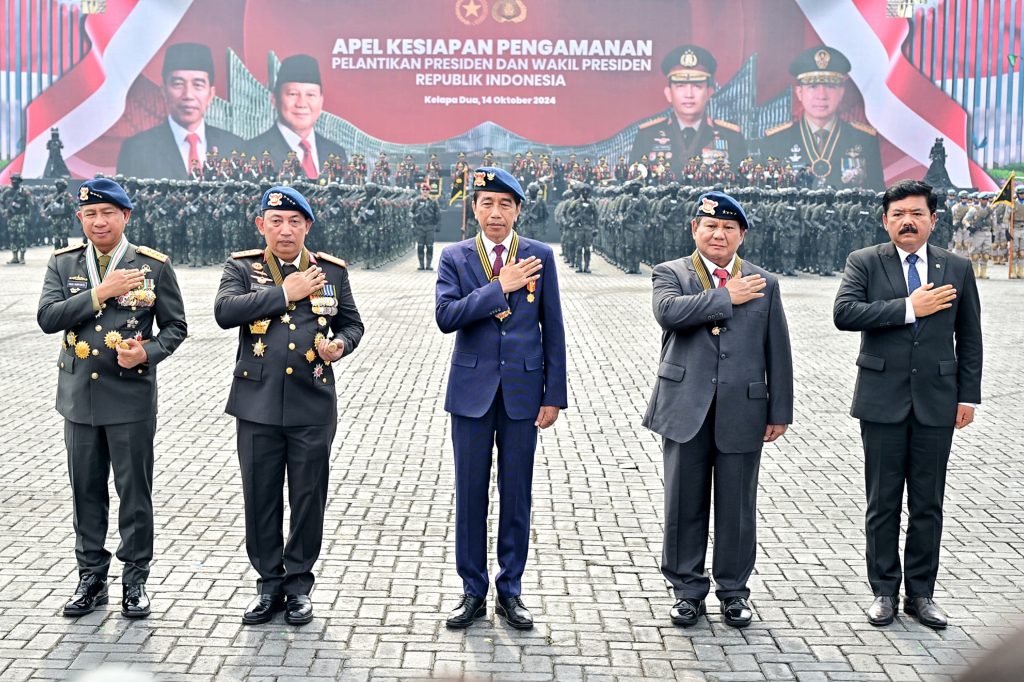 Presiden Joko Widodo mendapat anugerah Medali Kehormatan Loka Praja Samrakshana dari Polri/ dok. Humas Polri.
