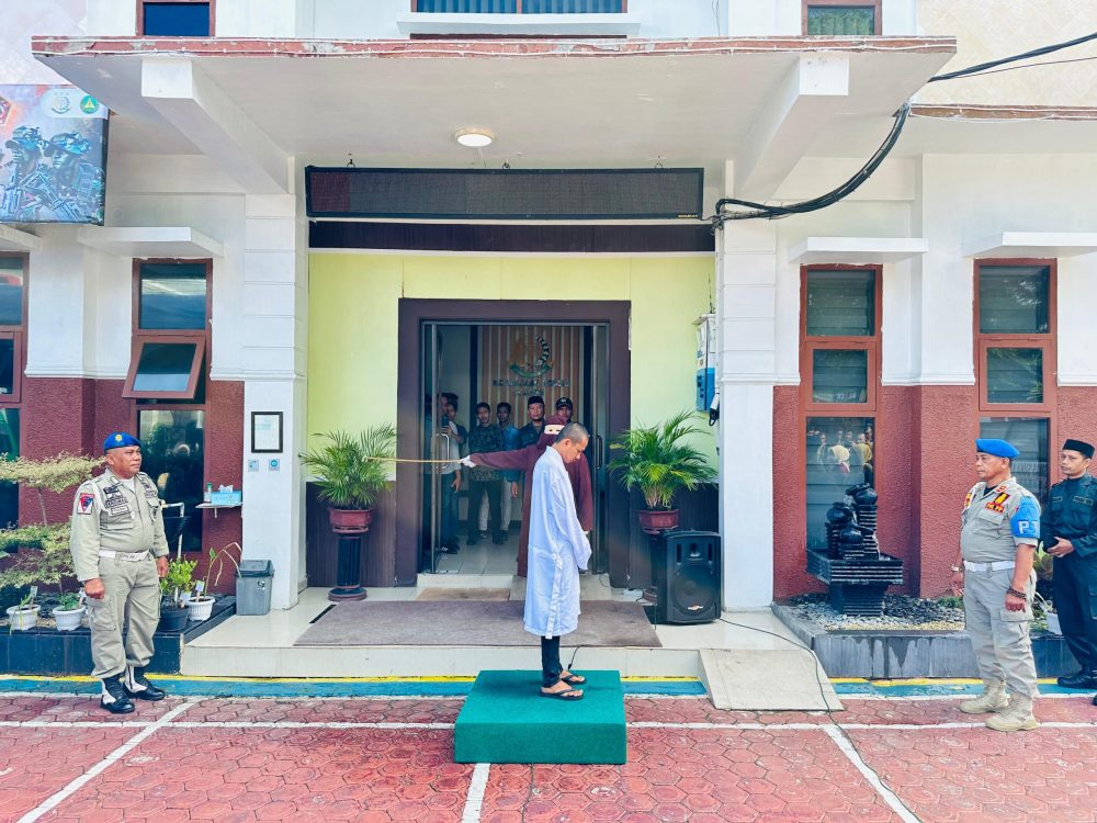 Kejaksaan Negeri Sabang melaksanakan Eksekusi Uqubat Cambuk terhadap Terpidana pelanggar hukum jinayat di halaman Kantor Kejaksaan NegeriSabang sesuai Qanun Aceh Nomor 6 tahun 2014 Tentang Hukum Jinayat