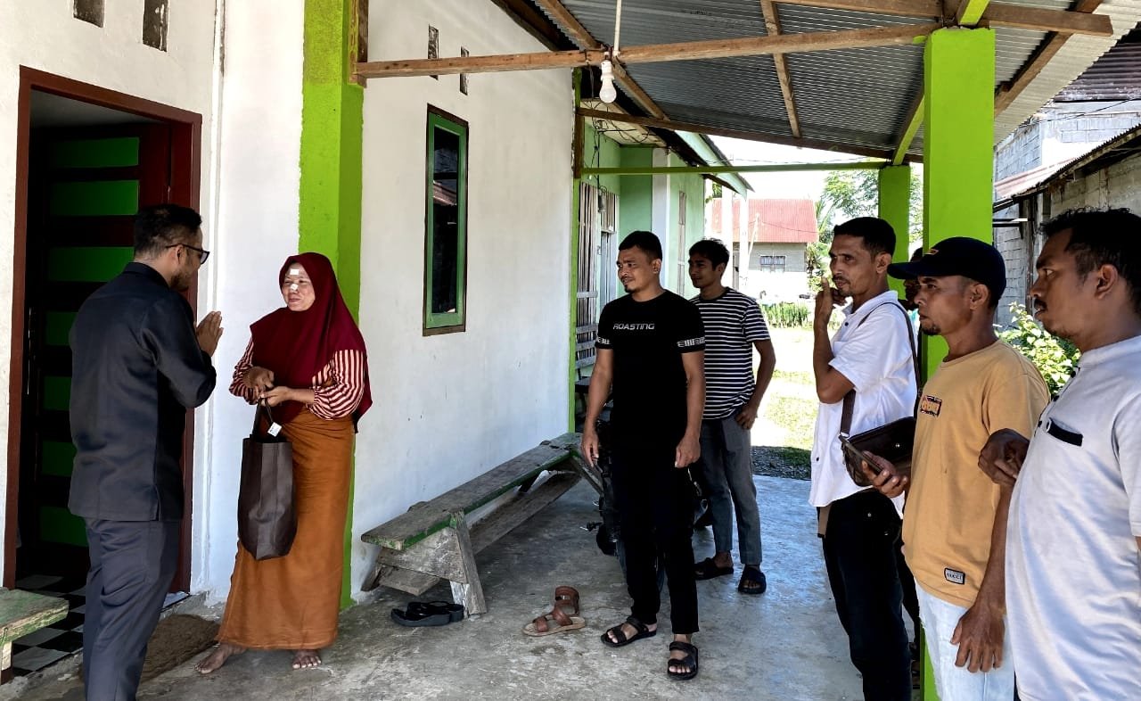 Ketua Fraksi Abdya Maju, Dedi Saputra Serahkan paket sembako kepada keluarga anak yatim. Foto (Muhammad Nasir / lensapost.net)