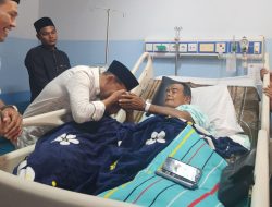Calon Wakil Gubernur Aceh Dek Fadh Jenguk Abu Madinah di RSUZA