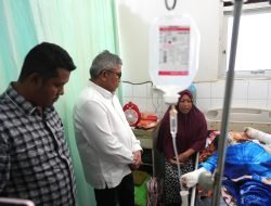 Bustami Hamzah Besuk Remaja yang Disiram Air Baterai oleh Ayah Tiri, Tawarkan Biaya Pengobatan