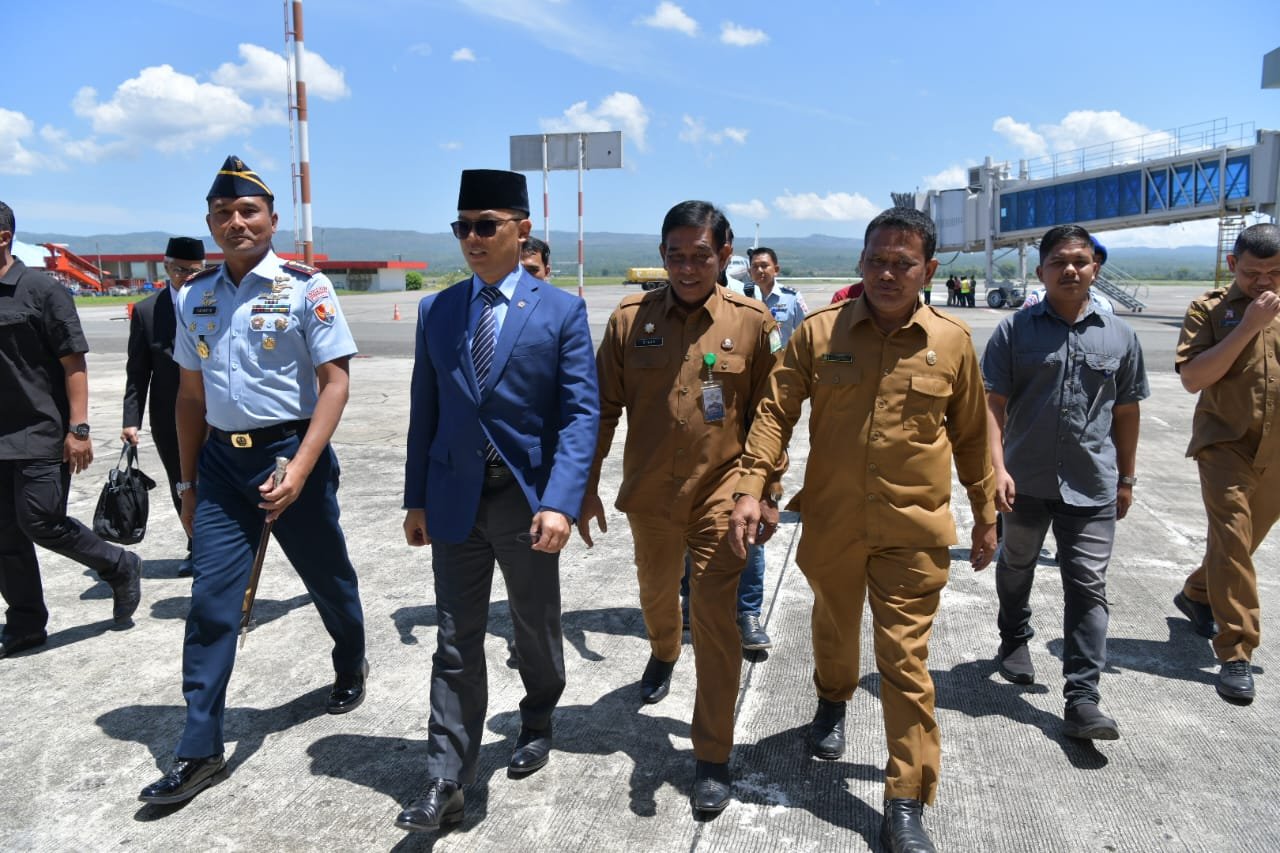 Pelaksana Harian (Plh) Sekda Aceh, Drs. Muhammad Diwarsyah M.Si, didampingi Kepala Biro Administrasi Pimpinan Setda Aceh, Akkar Arafat, menyambut kehadiran Menteri Luar Negeri Indonesia, Sugiono, di Bandara Sultan Iskandar Muda Blang Bintang Aceh Besar, Selasa 22/10/2024