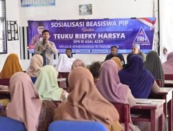 Teuku Riefky Harsya Beri Beasiswa PIP untuk 1.800 Pelajar di Pidie Jaya