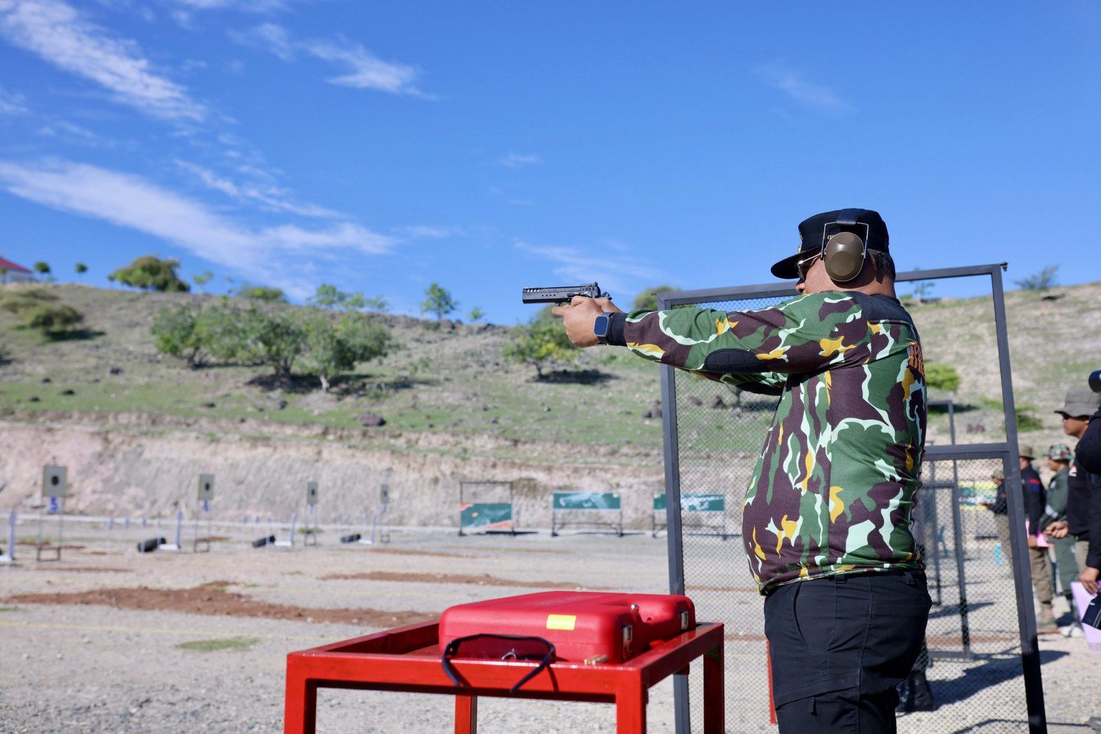 Pj Gubernur Aceh Dr, H. Safrizal, ZA, M.Si Menembak Pistol Eksekutif dalam Rangka HUT Brimob Ke-79 Tahun 2024 di Lapangan Tembak Adhi Pradana Pusat Brimob Polda Aceh, Bukit Lamreh, Kec. Mesjid Raya, Kab. Aceh Besar