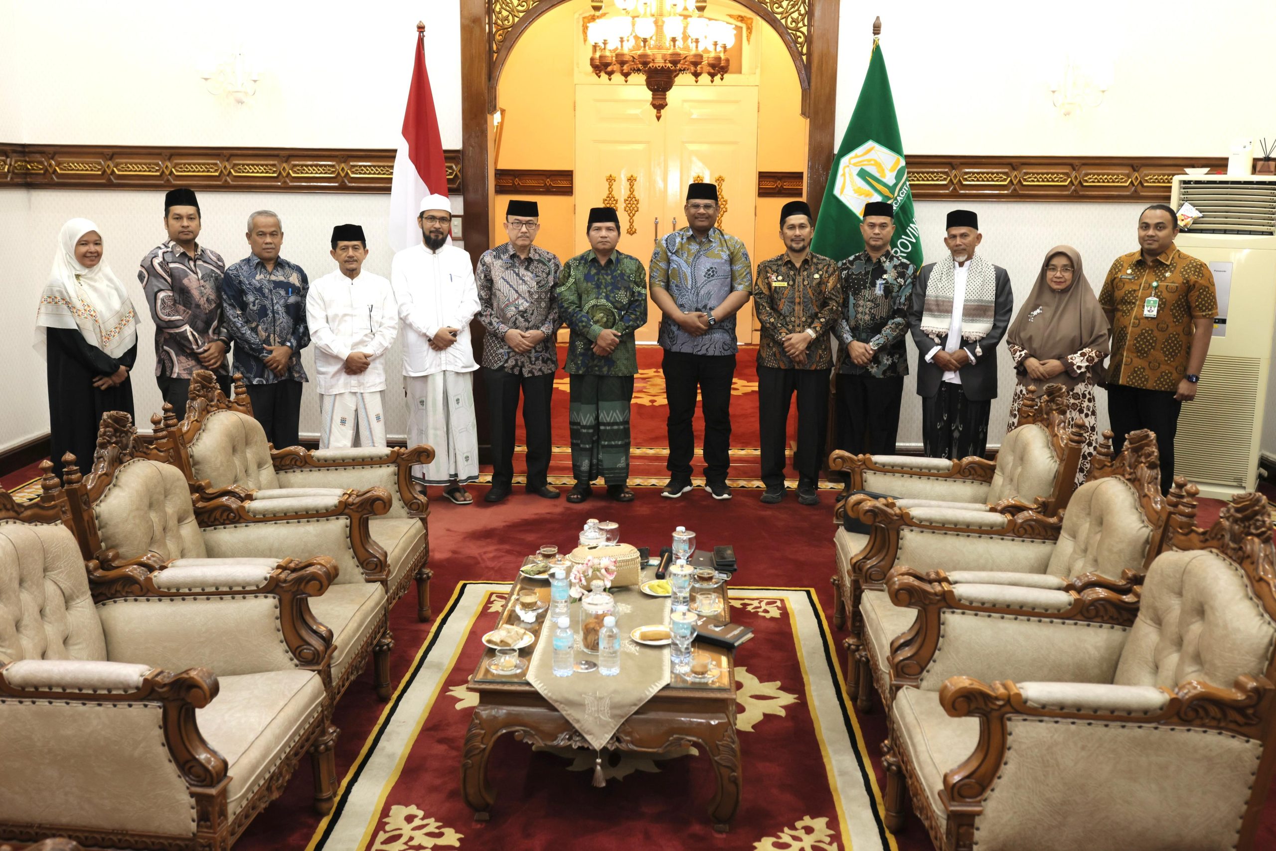 Pj Gubernur Aceh Dr, H. Safrizal, ZA, M.Si menerima Silaturrahmi ketua MPU Aceh dan rombongan di Pendopo Gubernur Aceh, Kamis 24/10/2024.