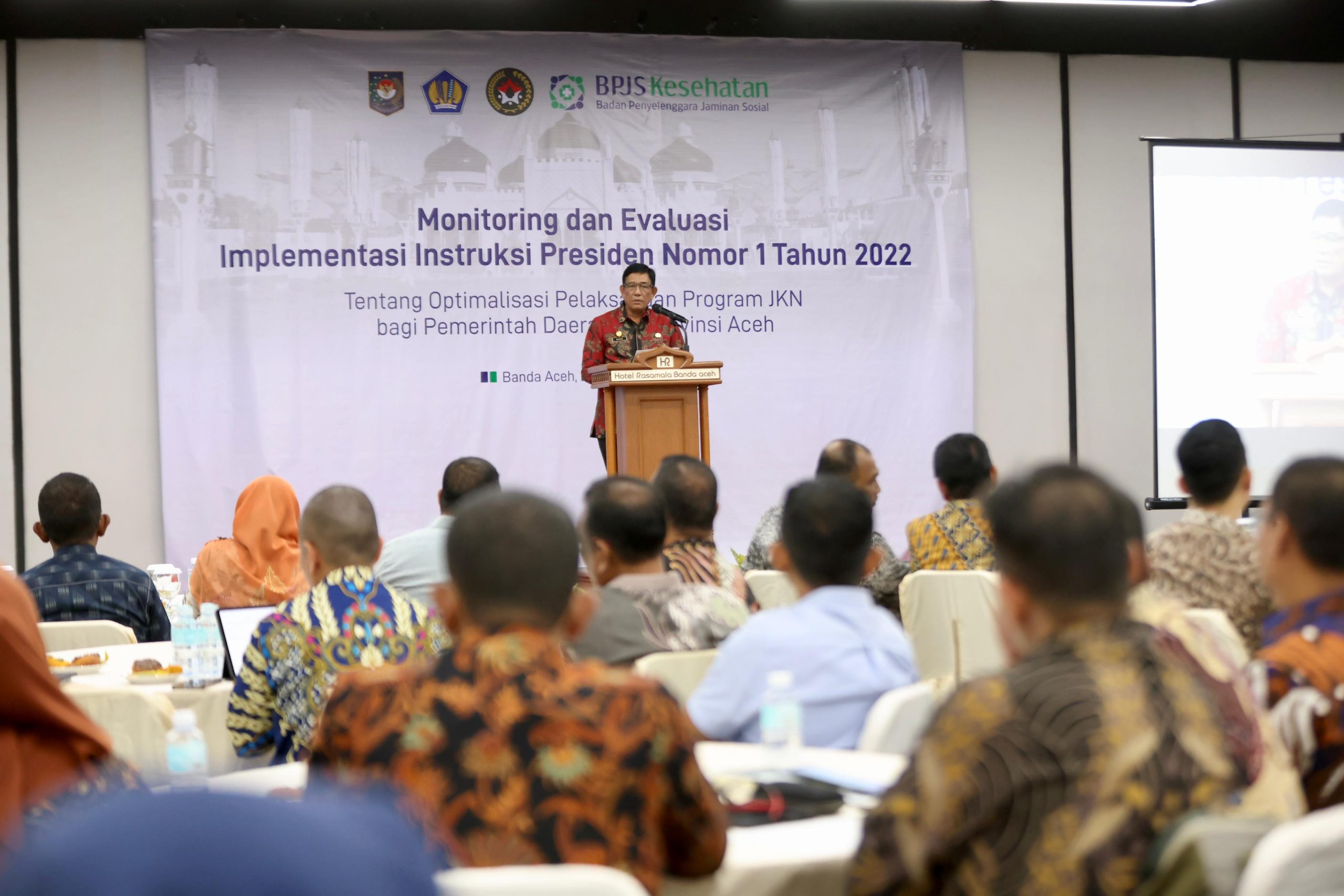 Plt Sekretaris Daerah Aceh, Drs. Muhammad Diwarsyah, M,Si, memberi sambutan pada acara Monitoring dan Evaluasi Pemerintah Daerah se Aceh tentang Kepesertaan dan Iuran KP Desa dan PBPU Pemda, di Hotel Rasamala Banda Aceh, Kamis, 24/10/2024