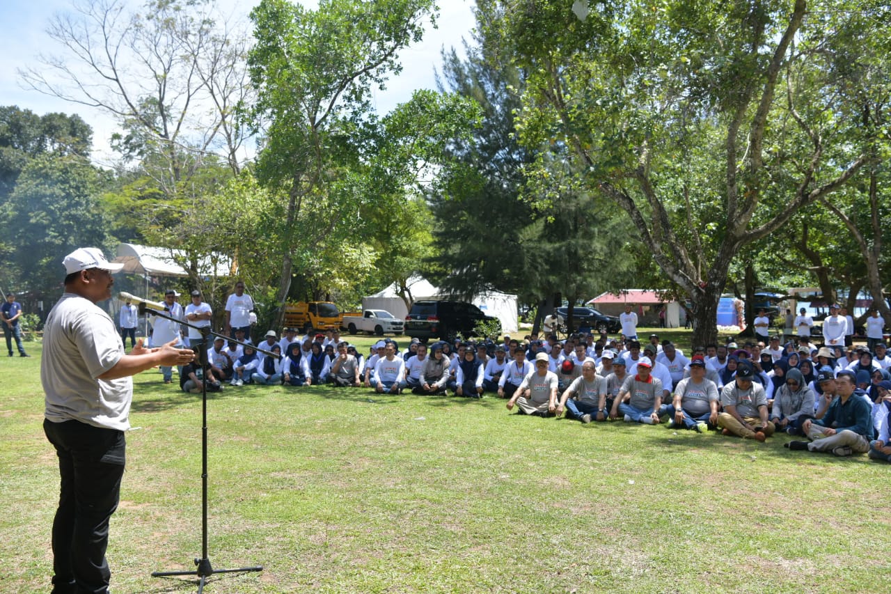 Pj Gubernur Aceh, Dr. H. Safrizal ZA, M.Si, memberikan pengarahan untuk ASN dalam acara outbond penguatan kolaborasi tim kerja Dinas Perkim Aceh, di Pantai Riting Lhoknga, Minggu, (27/10/2024).