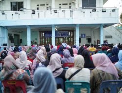 Ibu-ibu PKL Banda Aceh Idolakan Aminullah Tetap Pimpin Banda Aceh 2025-2030