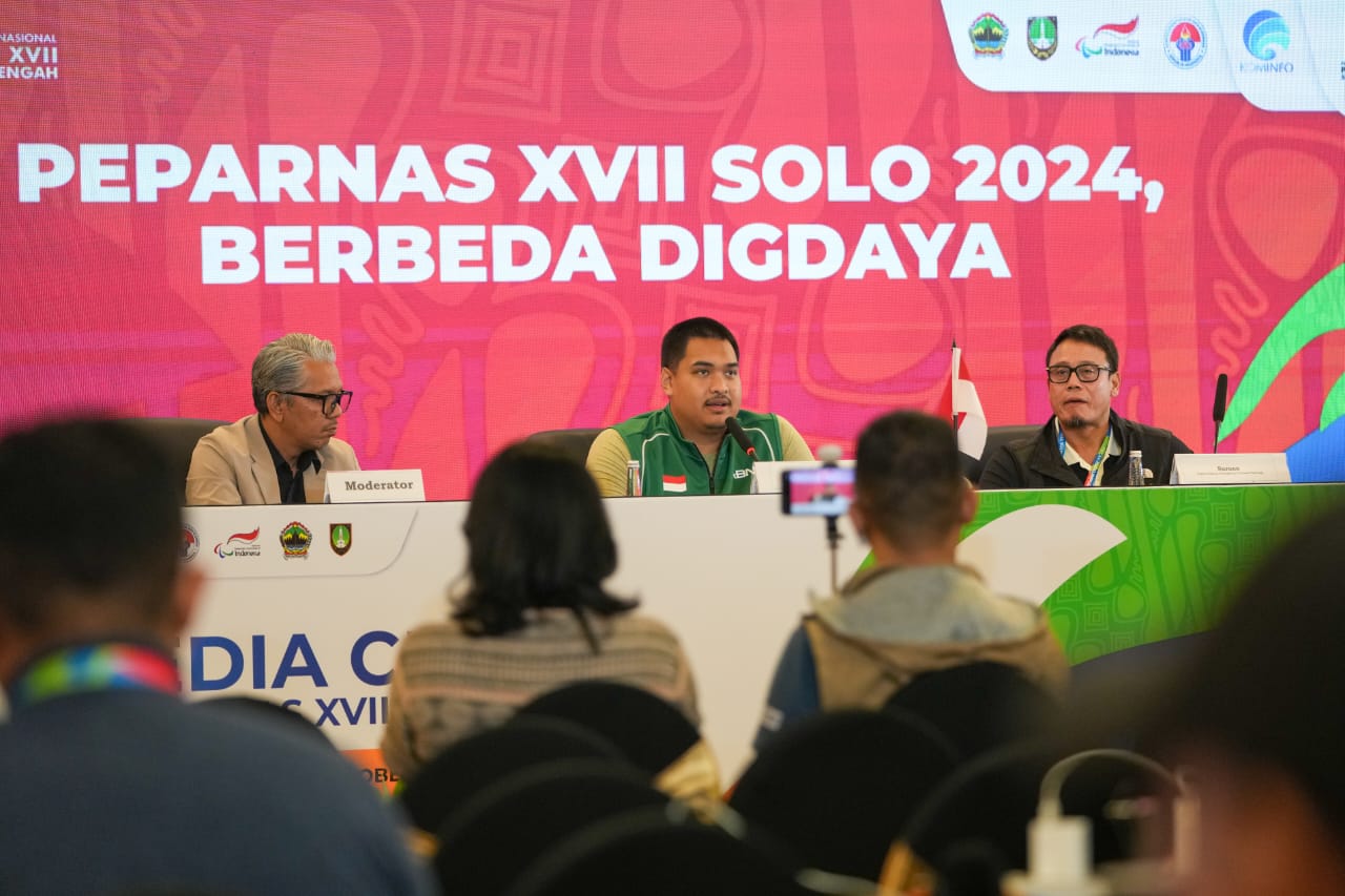 Menteri Pemuda dan Olahraga Republik Indonesia (Menpora RI) Dito Ariotedjo (tengah) menyampaikan semua persiapan pembukaan Pekan Paralimpiade Nasional (PEPARNAS) XVII Solo 2024, yang berlangsung di Stadion Manahan Surakarta, Jawa Tengah, tidak ada kendala dan sesuai target, di Media Center PEPARNAS XVII Solo 2024, pada Minggu (6/10/2024) siang. (Foto:Kemenpora)
