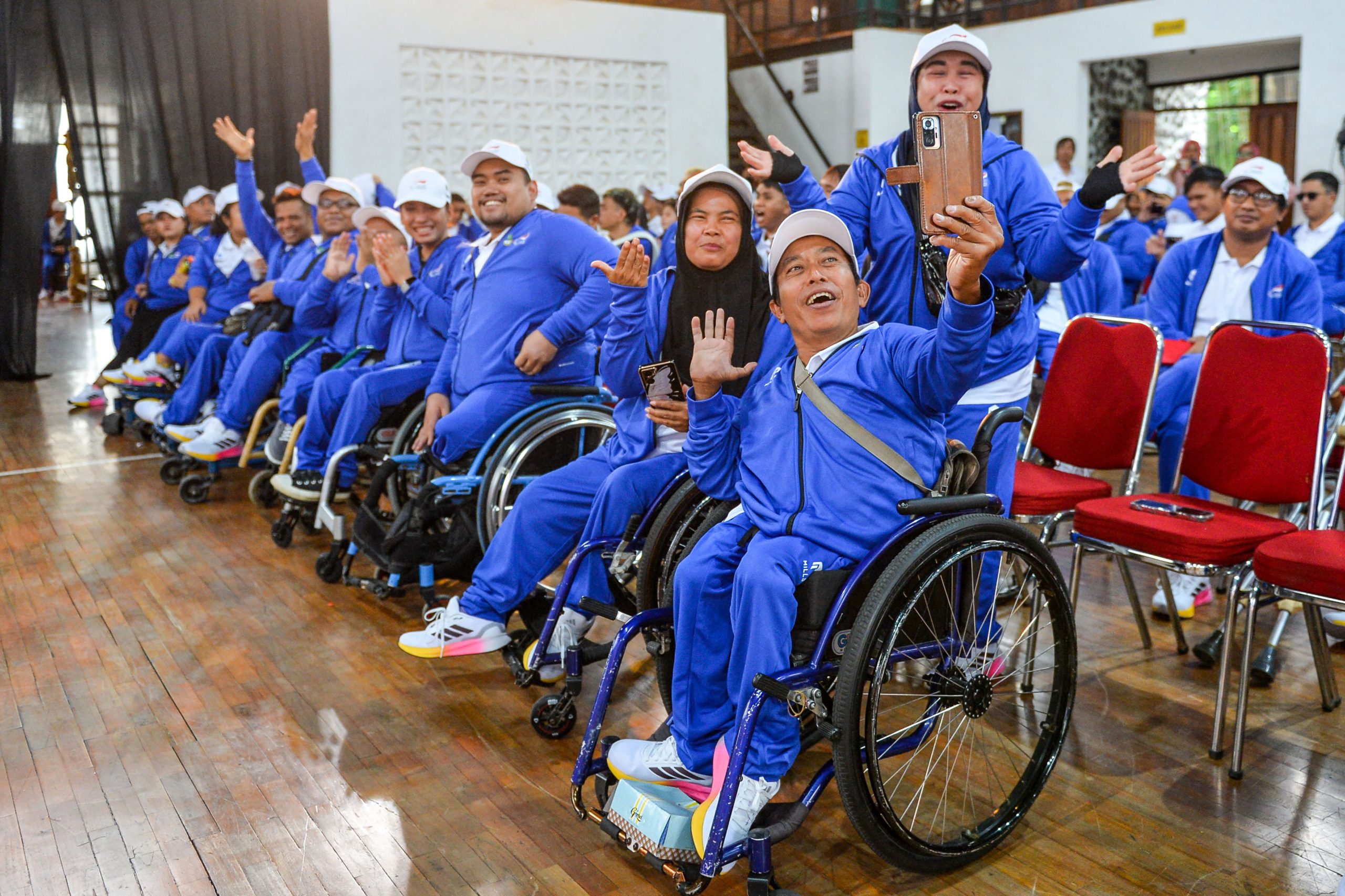 Atlet Pekan Paralimpiade Nasional (Peparnas) Jawa Barat melakukan swafoto saat menghadiri pelepasan kontingen Peparnas di Gor Saparua, Bandung, Jawa Barat, Selasa (1/10/2024). Pemerintah Provinsi Jawa Barat melepas sebanyak 555 kontingen yang terdiri dari atlet dan ofisial yang akan berlaga pada Peparnas XVII di Solo pada 6 hingga 13 Oktober mendatang. ANTARA FOTO