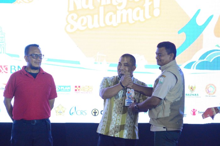 Pj Bupati Muhammad Iswanto SSTP MSi menerima langsung penghargaan tersebut yang diserahkan oleh Kepala Pelaksana Badan Penanggulangan Bencana Aceh (Kalak BPBA), Teuku Nara Setia, SEAk, M.Si di Acara Puncak peringatan bulan Pengurangan Risiko Bencana,