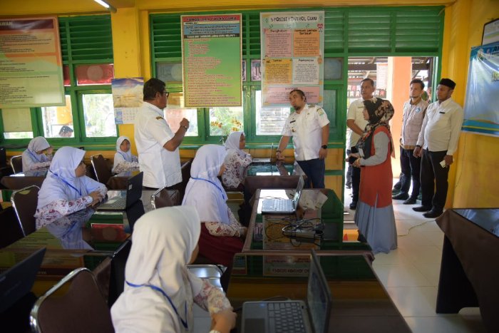 Pj Bupati Aceh Besar, Muhammad Iswanto, SSTP, MM, didampingi Kadisdikbud Aceh Besar, Bahrul Jamil, SSos, MSi, meninjau pelaksanaan ANBK jenjang SD di SDN Bungcala, Kecamatan Kuta Baro, Rabu (30/10/2024). FOTO/MC ACEH BESAR