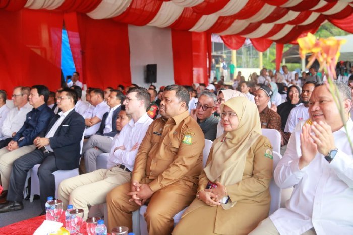 Sekda Aceh Besar Drs. Sulaimi M.Si menghadiri kegiatan seremonial Percepatan Akses Keuangan Melalui Pengembangan Wilayah EKI dan BIK Tahun 2024 di Sentra produksi nilam, Gampong Umong Seuribee, Kecamatan Lhoong, Aceh Besar, Senin (14/10/2024).