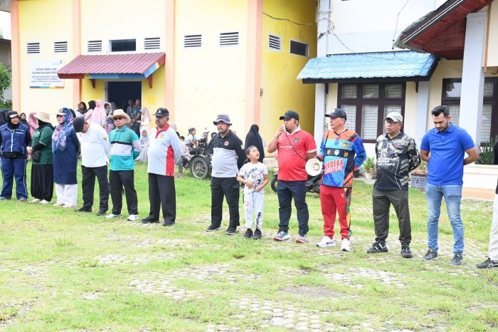 Pj Bupati Aceh Besar Muhammad Iswanto SSTP MM pimpin apel bersama sebelum gotong royong dalam aksi satu jam pungut sampah di seputaran halaman Kantor Camat Blang Bintang, Aceh Besar, Minggu (13/10/2024). FOTO/MC ACEH BESAR
