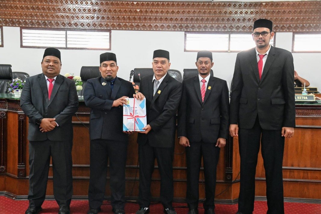 Pj Bupati Aceh Besar Muhammad Iswanto SSTP MM menyerahkan Rancangan KUA dan PPAS APBK TA 2025 kepada Ketua DPRK Aceh Besar Abdul Mucthi di Ruang Rapat Paripurna DPRK Aceh Besar, Kota Jantho, Selasa (22/10/2024). FOTO/MC ACEH BESAR