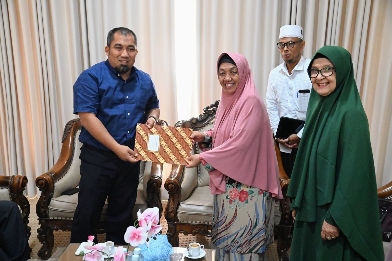 Pj Bupati Aceh Besar Muhammad Iswanto SSTP MM menerima cendera mata dari Badan Musyawarah Islam Wanita Indonesia Prov Aceh di Meuligoe Bupati Aceh Besar, Kota Jantho, Selasa (22/10/2024). FOTO/MC ACEH BESAR