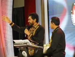 Kenakan Busana Motif Suku Alas, Mualem-Dek Fadh Dipuji Orang Aceh Tenggara