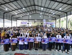 Cerdaskan Generasi Aceh, Teuku Riefky Harsya Beri Beasiswa ke 1.465 Pelajar Singkil