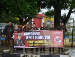 Kejari Aceh Tengah Kapanyekan Anti Korupsi Melalui Pembagian Souvenir