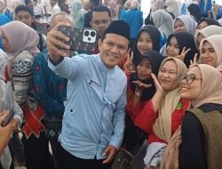 Hadiri Dialog di UIN Ar – Raniry, Dek Fadh Jadi Idola Mahasiswa