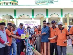 Kemenag Aceh Besar Gelar Kegiatan Bersihkan Masjid dan Penyerahan Santunan