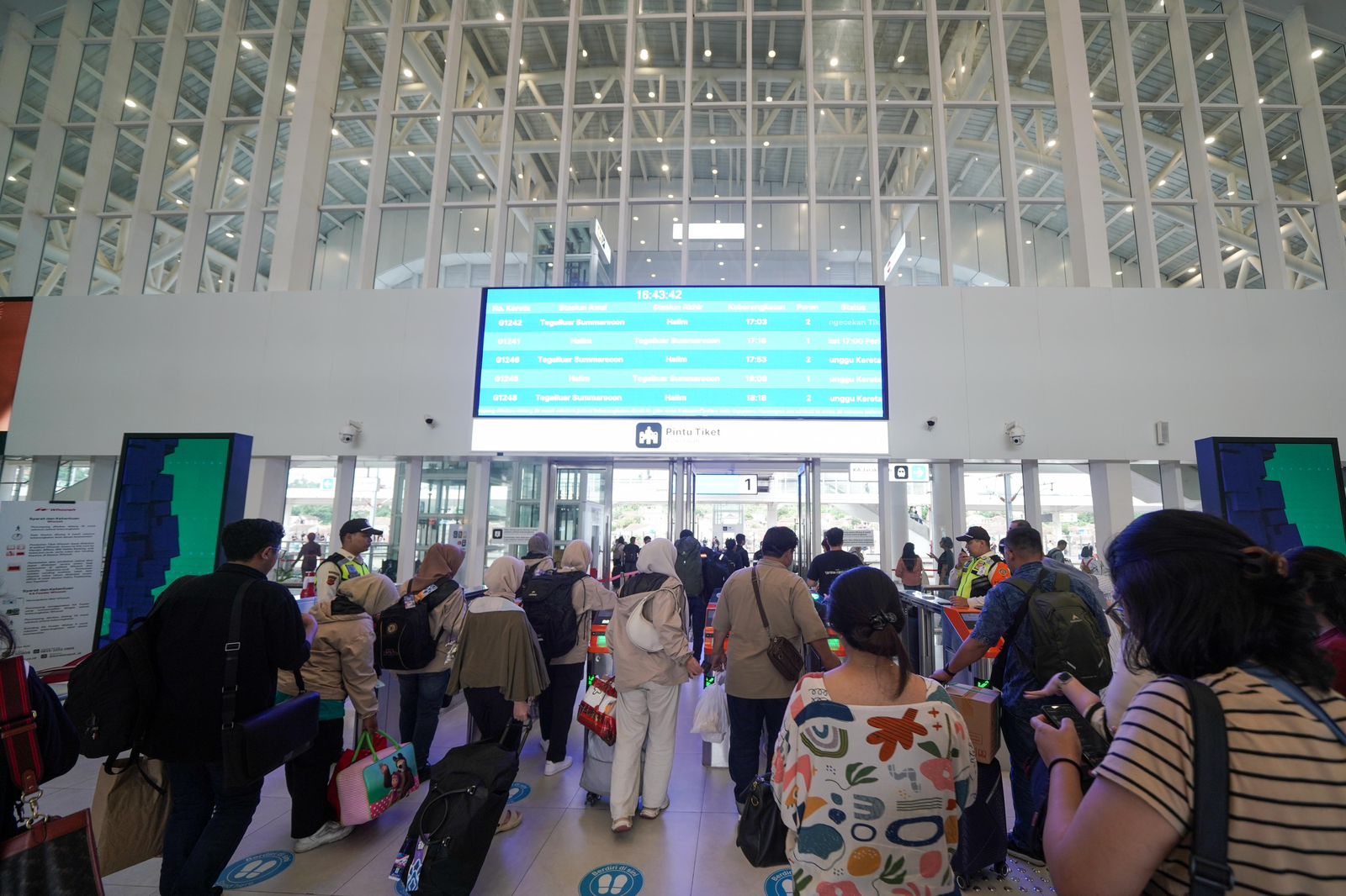 Suasana di Stasiun Kereta Cepat Whoosh jelang Nataru 2024/2025. Foto : KCIC