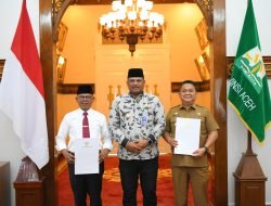 Pj Gubernur Safrizal Serahkan SK Perpanjangan Masa Jabatan Penjabat Bupati Aceh Tamiang dan Aceh Jaya