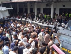 Aksi Demonstrasi di DPRK Bireuen Berujung Ricuh