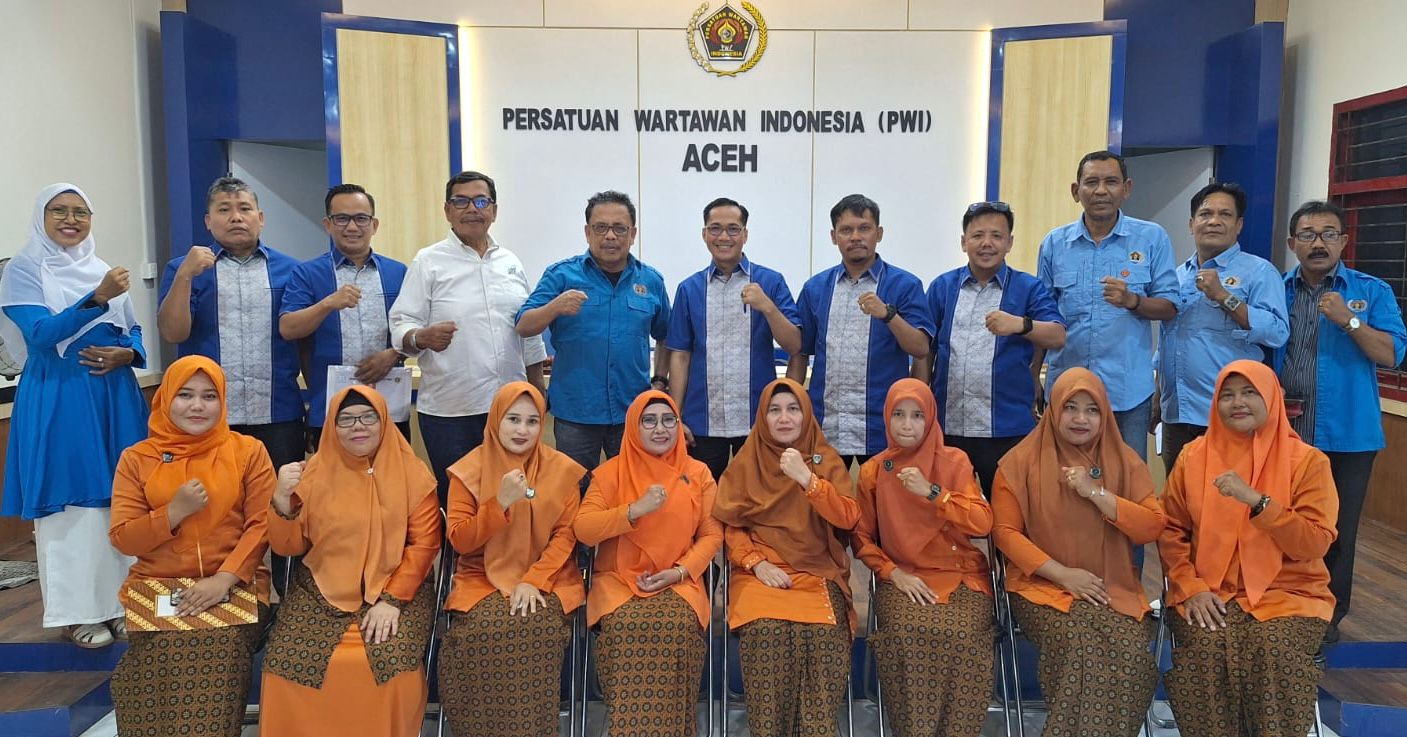 Pengurus PWI dan IKWI Kota Subulussalam periode 2024-2027 hasil Konferensi I foto bersama dengan Penasihat dan Pengurus PWI Aceh serta Ketua dan Pengurus IKWI Aceh di Aula PWI Aceh di Banda Aceh, Jumat sore, 27 Desember 2024. (Foto Abdul Hadi/PWI Aceh)