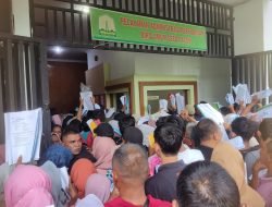 Ratusan Warga Datangi Kantor Gubernur Aceh