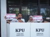 Pj Bupati Aceh Besar bersama Isteri Nyoblos di TPS 001 Jantho Makmur