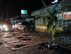 Warga Aceh Tengah Kesal Jalan Penuh Lubang  Di Tanami Pohon Pisang