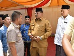 Di Haul Abu Lam Ateuk, Pj Gubernur Safrizal Serahkan Ratusan Sarung & Handuk