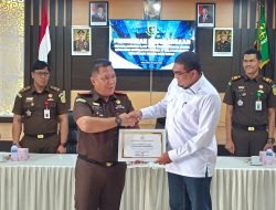 Percepat Sertifikasi Tanah Wakaf, Kakankemenag Aceh Besar Terima Penghargaan dari Kejari