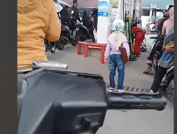 Antrean Panjang dan Macet di SPBU Kemili, Warga Keluhkan Pengisian BBM ke Jerigen