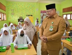 Pj Gubernur Safrizal Cek MBG di SMP dan SMA