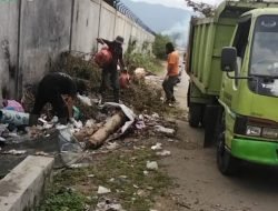 DLH Aceh Besar Sisir Tumpukan Sampah di Darul Imarah