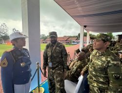 Presiden Prabowo saling memberikan Penghormatan Militer kepada Gubernur Aceh Muzakir Manaf di Parade Senja Magelang