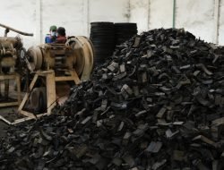 Perusahaan Asal Sumsel Ekspor Perdana 162 Ton Serbuk Karet ke Tiongkok