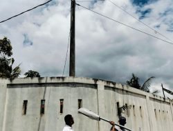 Anggota DPRK Bantu Pemasangan Lampu Jalan