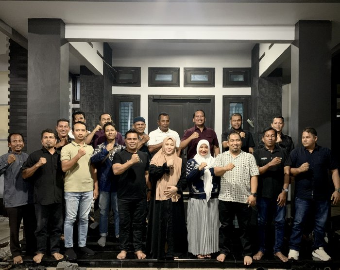 Pj Bupati Aceh Besar Muhammad Iswanto SSTP MM bersama Pj Ketua TP PKK Aceh Besar Cut Rezky Handayani SIP MM, foto bersama saat bersilaturrahmi ke kediaman Bupati Aceh Besar terpilih, Muharram Idris atau akrab disapa Syech Muharram., di Gampong Ajun L
