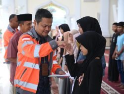PT Solusi Bangun Andalas Berikan Santunan untuk Anak Yatim Hingga Bantuan Sarana Ibadah