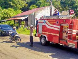 Personel Polsek Samadua Bersama Damkar Sigap Bersihkan Tumpahan Minyak CPO di Jalan Nasional.