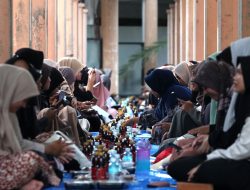 Buka Puasa di Masjid Fathun Qarib Diserbu Ribuan Jamaah, Panitia Tambah Menu Ifthar