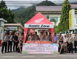 Polres Aceh Selatan Bagikan Ratusan Bungkus Takjil Kepada Masyarakat