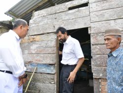 Gubernur Muzakir Manaf Verifikasi Langsung Penerima Bantuan RLH di Simeulue