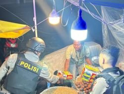 Sambil Patroli, Personel Sat Samapta Polres Langsa Bagikan Sahur Gratis kepada Masyarakat