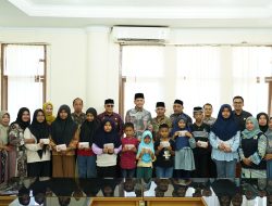 Bupati Aceh Selatan Serahkan Secara Simbolis Santunan NonTunai Bagi Yatim Piatu