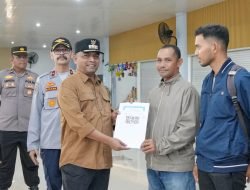 Pj Wali Kota Sabang Serahkan Tiket Kapal gratis kepada Pemudik