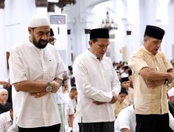 Gubernur dan Wakil Gubernur Aceh Salat Idul Fitri di Masjid Raya Baiturrahman Banda Aceh